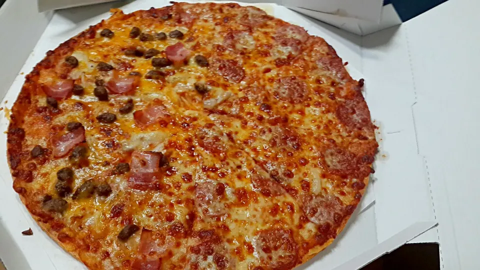 #도미노피자 #하프앤하프 #베이컨체다치즈 #페퍼로니피자 #dominopizza #halfandhalf #baconcheddacheese #pepperonipizza|Dean Jungさん