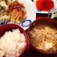 Snapdishの料理写真:白菜入り餃子、卵ともやしの中華スープ、海藻とこんにゃくのサラダ|gororinn_mocchaさん