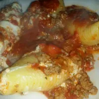 Snapdishの料理写真:stuffed shells with ricotta and mozzarella  topped with homemade meat sauce