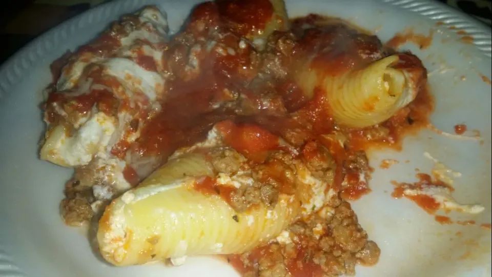 stuffed shells with ricotta and mozzarella  topped with homemade meat sauce|Frank Ortizさん