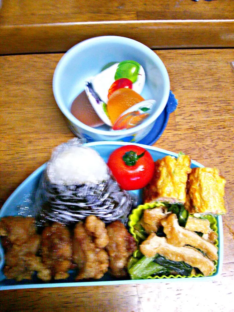 ☆空手試合☆約一ヶ月私が入院してました。久々弁当。＊昆布お握り＊桜えび葱卵焼き＊唐揚げ＊小松菜お浸し＊ﾐﾆﾄﾏﾄ＊ｾﾞﾘｰ|ｼｮｺﾗさん