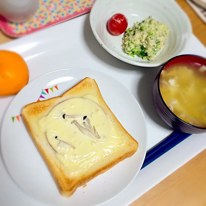 ハムチーズトーストとブロッコリーサラダな朝食|ちーさん