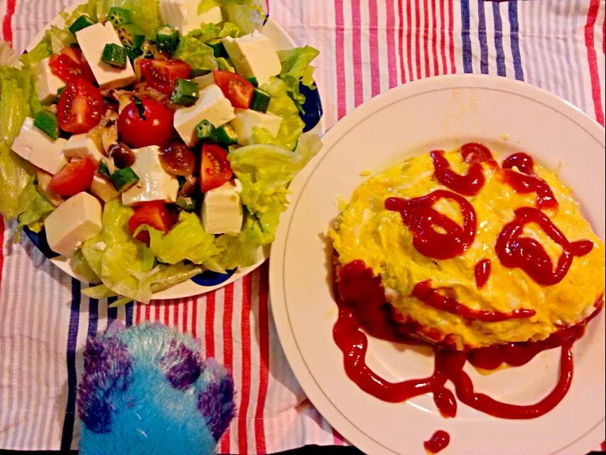 Snapdishの料理写真:オムライスときのこ豆腐サラダとサリーの手。|エリカさん