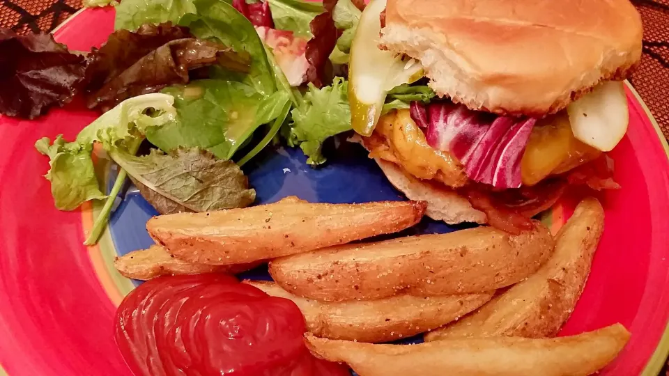 turkey burger, steak fries and side salad|Shin SooMinさん