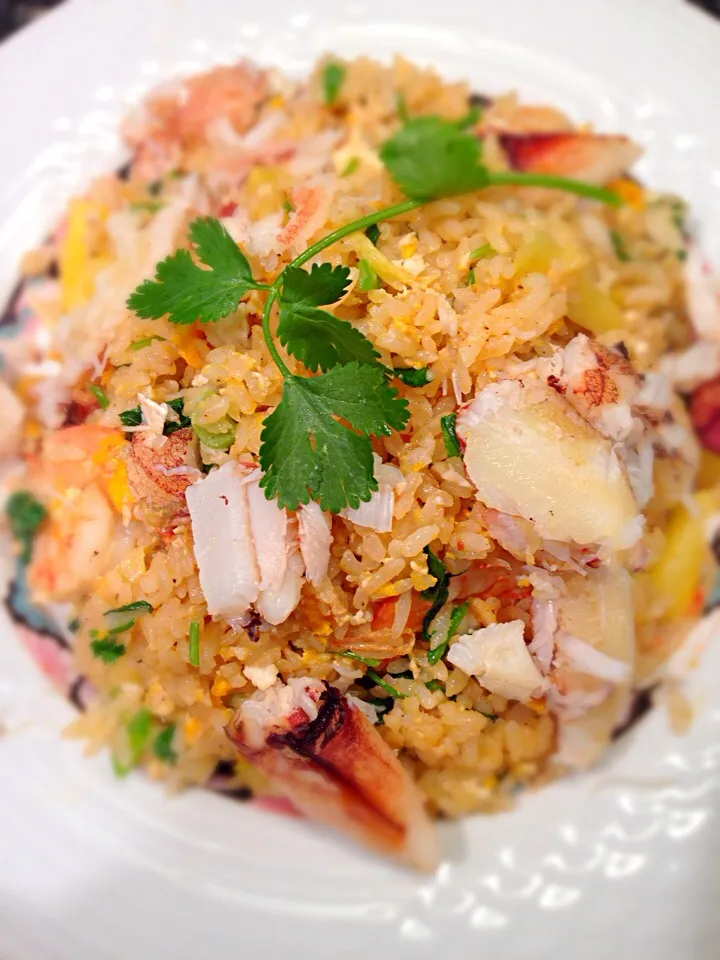 Snapdishの料理写真:Shrimp & Crab Meat Pineapple Fried Rice|Allissa Zhaoさん