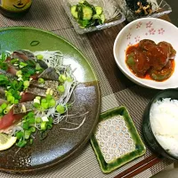 Snapdishの料理写真:カツオのたたき ピーマンの肉詰め ひじきの煮物 胡瓜とわかめの酢の物 （＾ω＾）|みん 。さん