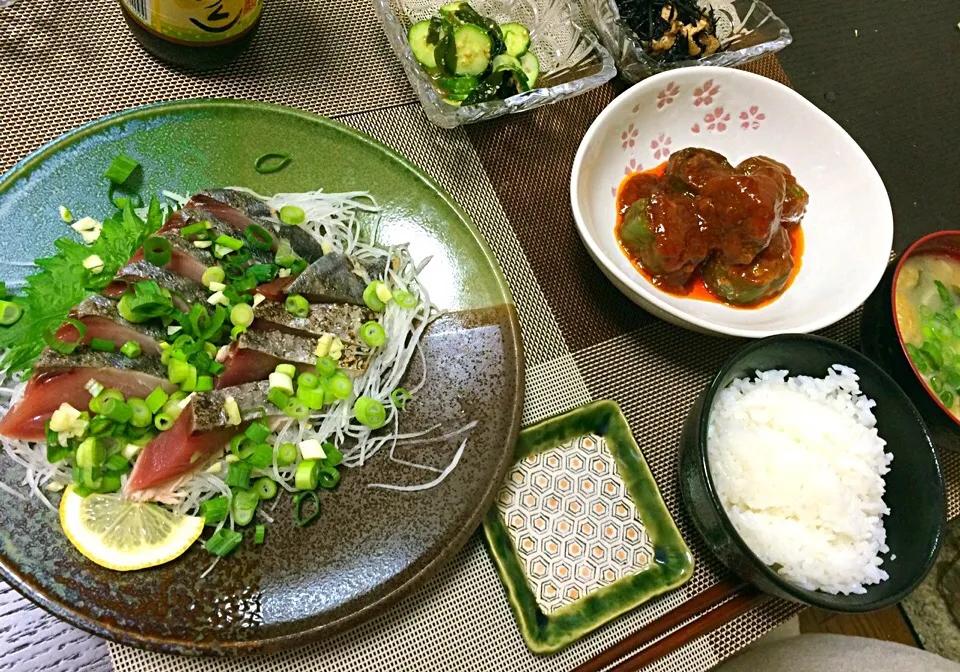 カツオのたたき ピーマンの肉詰め ひじきの煮物 胡瓜とわかめの酢の物 （＾ω＾）|みん 。さん