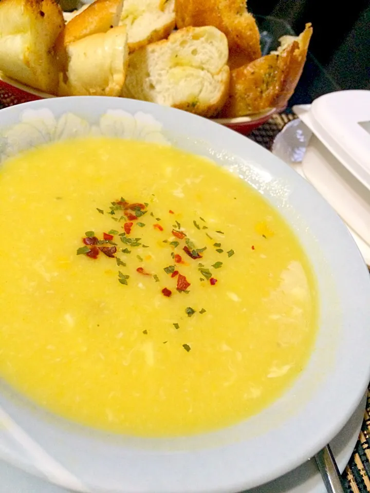 Snapdishの料理写真:Corn Soup w/Garlic French Bread|Art Yuudhaさん