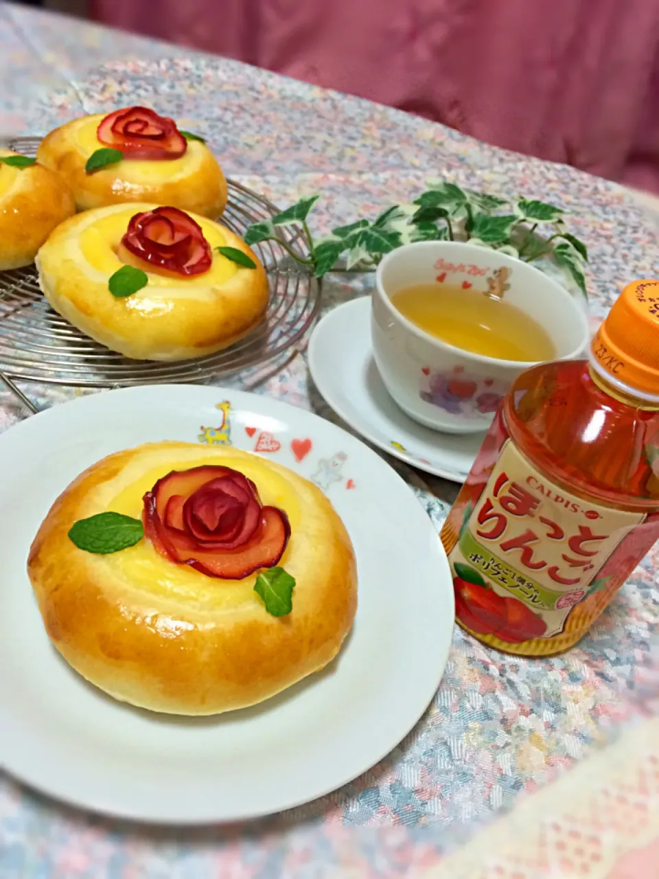 なおさんの料理 りんごのバラで♡りんごのカスタードパン|ミホさん