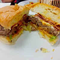 homemade burger with beef patty, bacon, cheddar cheese tomatoes and lettuce.|kelvin tengさん