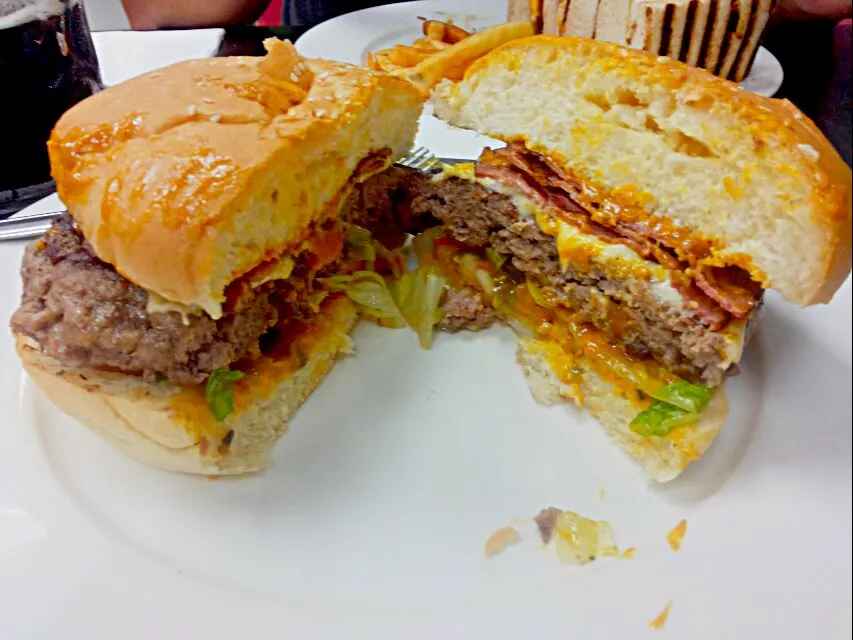 homemade burger with beef patty, bacon, cheddar cheese tomatoes and lettuce.|kelvin tengさん