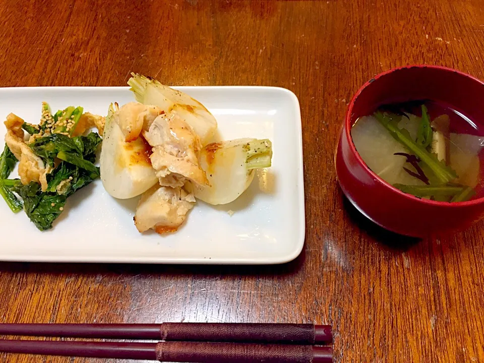 カブと鶏のホイル焼きをメインに、カブの葉と油揚げの煮浸し、大根と春菊の吸い物。|tesasakiさん