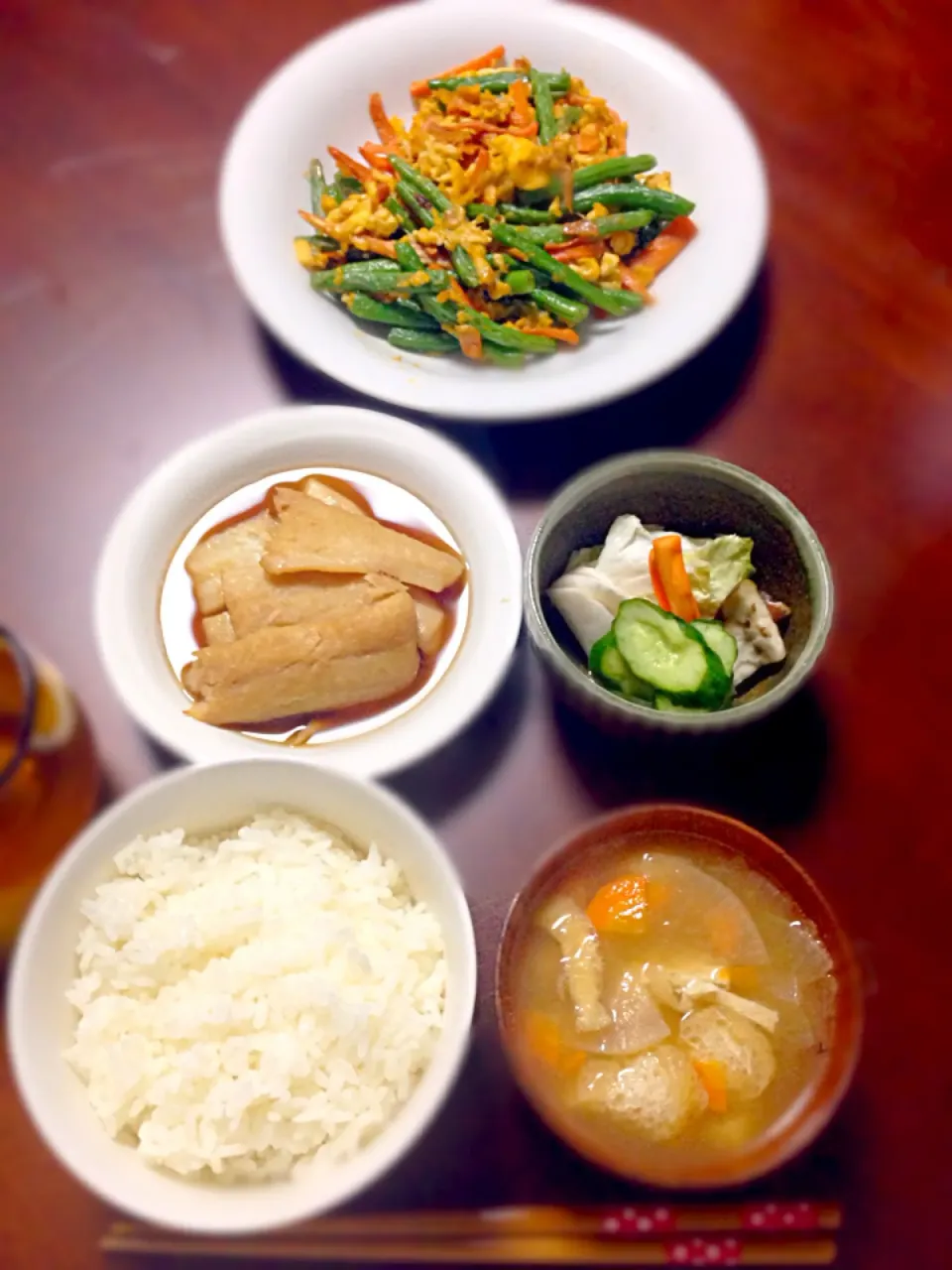 人参といんげんの炒り卵&野菜の浅漬け&カレイの煮付け&油揚げの味噌汁💓|あゆかさん