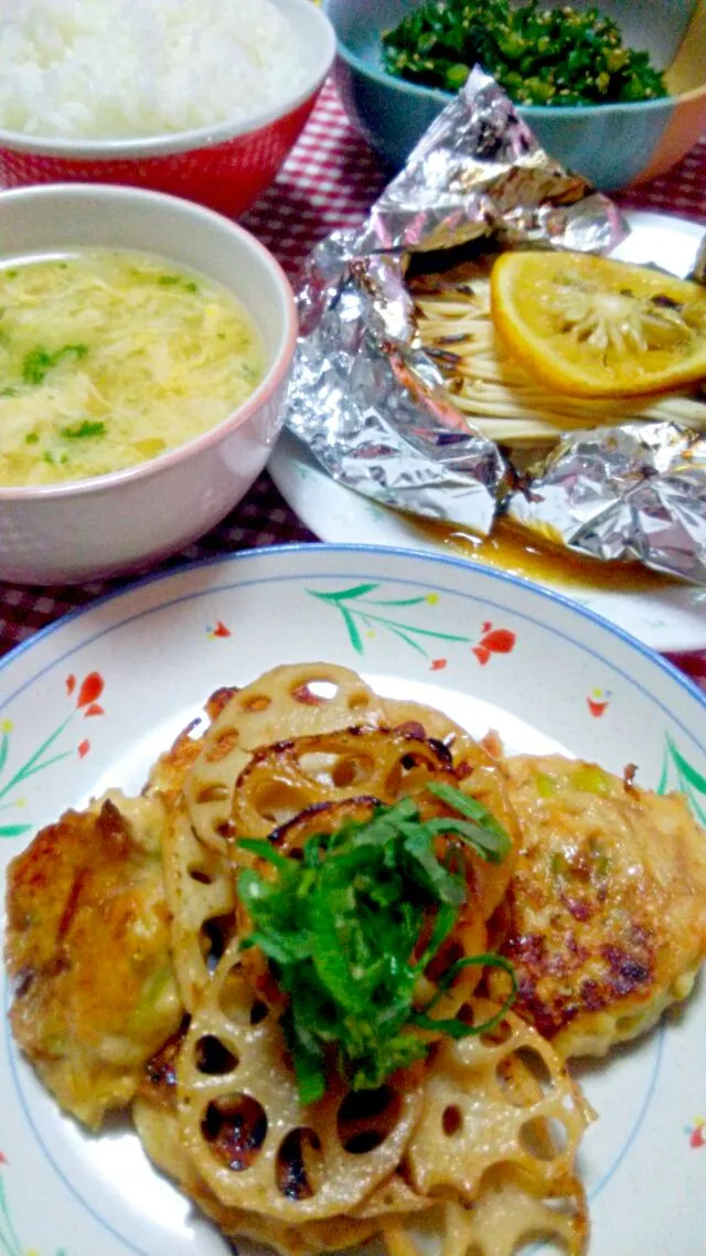 鶏つくねと蓮根の照り煮(鶏挽肉･なめ茸･白ねぎ･大葉)、ホイル焼き(秋鮭･えのき･きゃべつ･かぼす)、大根葉ごま和え、スープ(卵･パセリ)|まあるさん