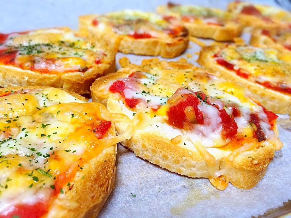 Snapdishの料理写真:Tomato & basil canapé♩トマトとバジルの簡単カナッペTomato & basil canapé♩3ステップ超簡単トマトとバジルのカナッペ|Jessy♡さん