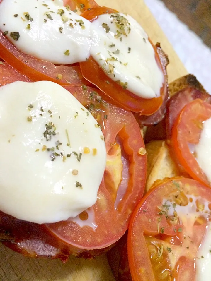 Homemade Pizza fresh mozzarella with spicy pepper ham and tomato Yum!!!|thitiさん