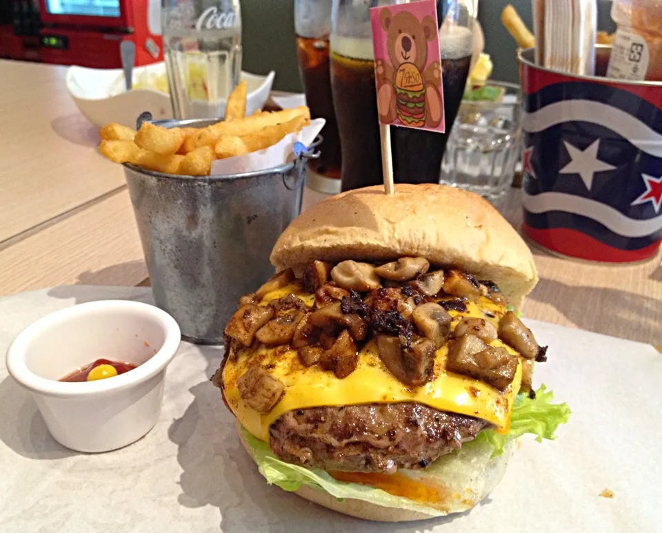 Burger with mushroom and cheese|Elaineさん