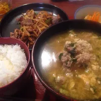 Snapdishの料理写真:肉団子と卵の中華スープ、青椒肉絲、ピーマンと人参と白菜のサラダ|gororinn_mocchaさん