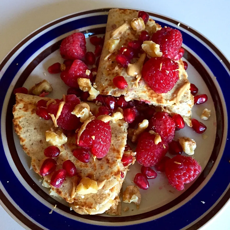 Peanut butter, banana, berries and cinnamon whole wheat wrap|victoria valerioさん