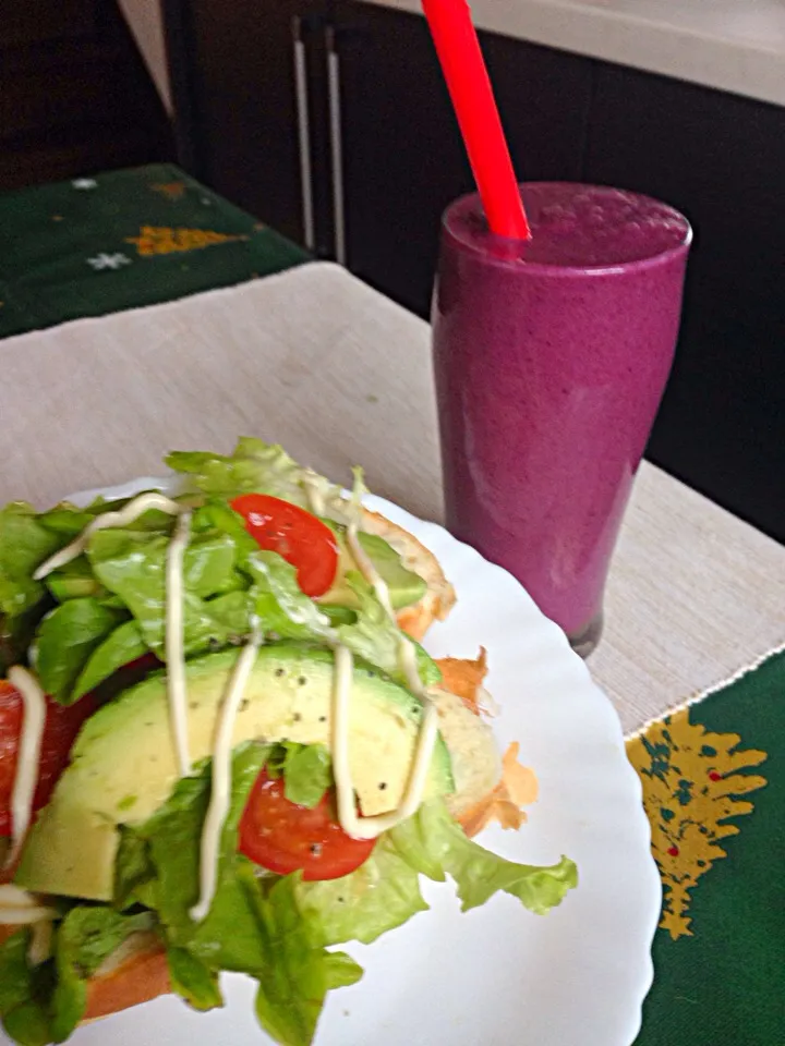 Berries smoothie & avocado sandwich|viviさん