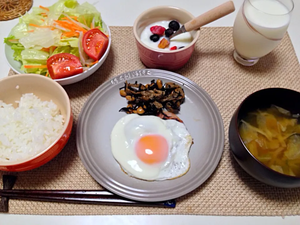 ハムエッグ ひじき サラダ 野菜の味噌汁 ヨーグルト 牛乳|にゃろめさん