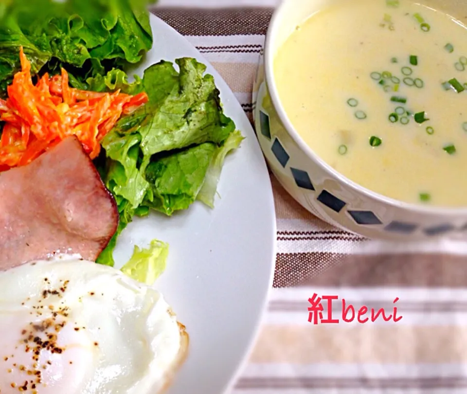 朝ごはん。じゃが芋スープメイン。にんじんとチーズのしりしり。|紅beniさん