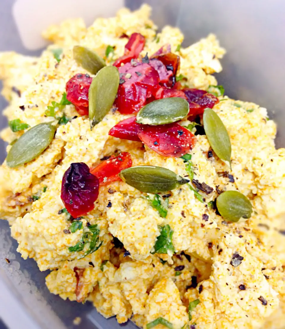 Curried tofu salad with dried cranberries and pumpkin seeds|coxiella24さん