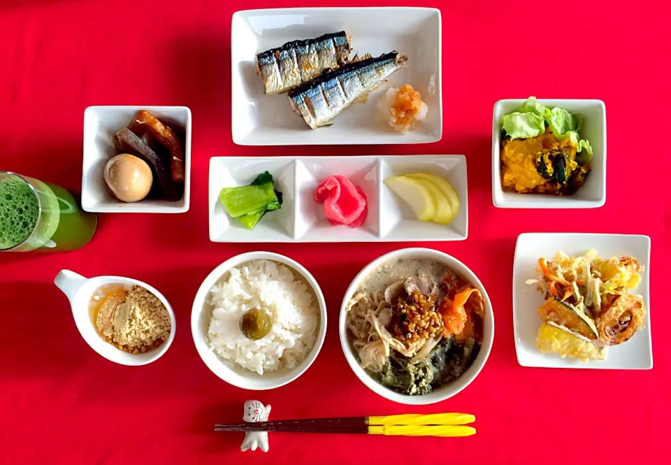 朝ごはんは勝負飯^o^はみちゃん定食❗️秋刀魚焼魚、茹で卵コンニャクかまぼこ甘辛煮、かぼちゃサラダ、青梗菜塩漬け、かぶの千枚漬け、沢庵漬け、はちみつきな粉ヨーグルト、白米にはちみつ梅、昨夜の残り物豆乳鍋、キャベツ・ごぼう人参・サツマイモ・かぼちゃの天ぷら^_−☆GOOD❗️今日もしっかり食べてスタートしてまーす（笑）バ|はみちゃんさん