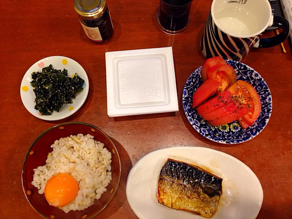 胡麻酢わかめ、イタリアン風生トマト、麦卵かけご飯、さば、納豆|あやのさん