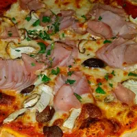 Snapdishの料理写真:Pamela - Thin-crusted Ham & Mushroom Pizza|Yvonne Limさん