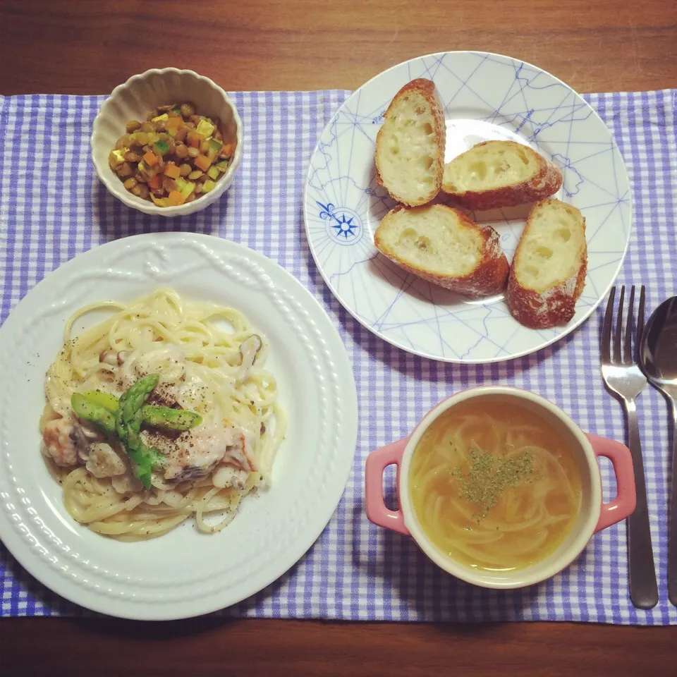 Snapdishの料理写真:チキンときのこのクリームパスタ、オニオンスープ、レンズ豆のサラダ|aimiさん