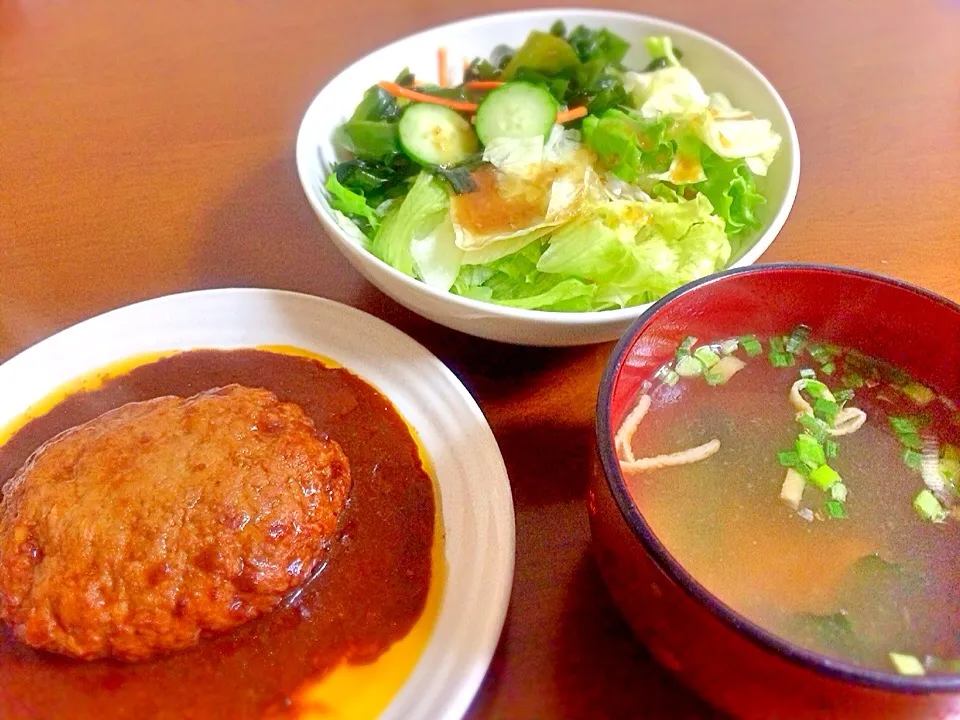 ハンバーグとサラダとお味噌汁|スヌンピさん