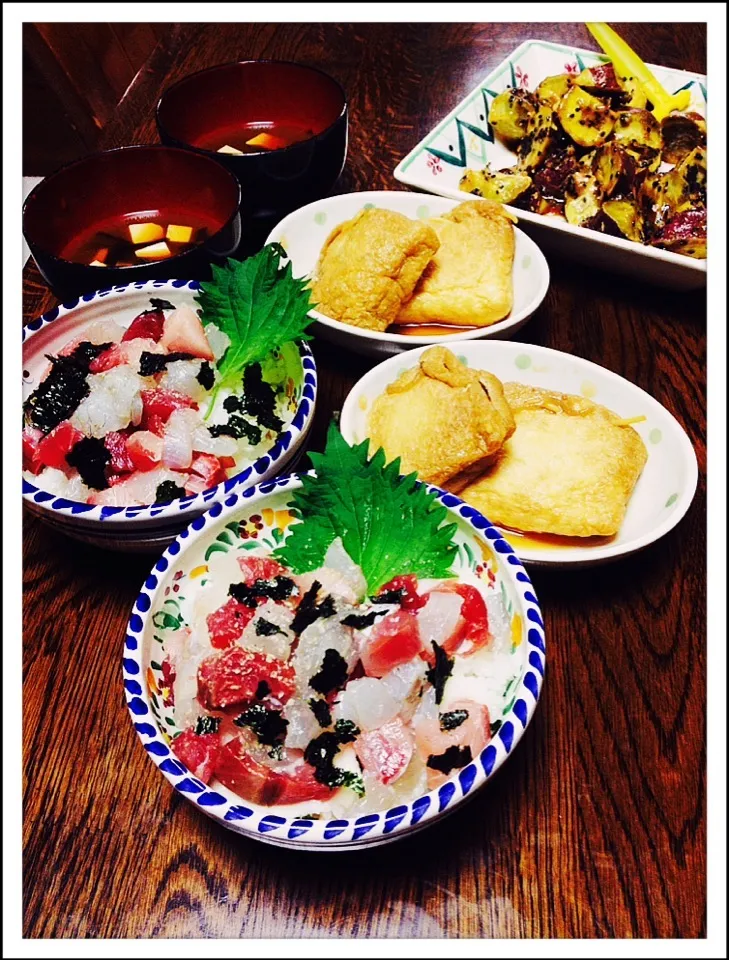 海鮮丼🐟と 油揚の玉子と 糸こんにゃくの 煮物と 大学芋🍠と お味噌汁|えみちさん