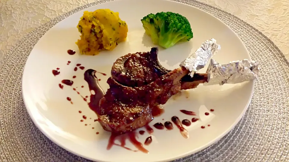 lamb chops with red wine sauce.
ラムチョップの赤ワインソース。|Saito  Iwaoさん