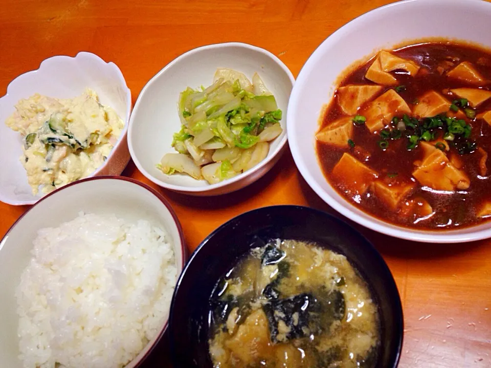 麻婆豆腐、白菜のポン酢和え、ポテトサラダ、たまごスープ❤️|まりえさん