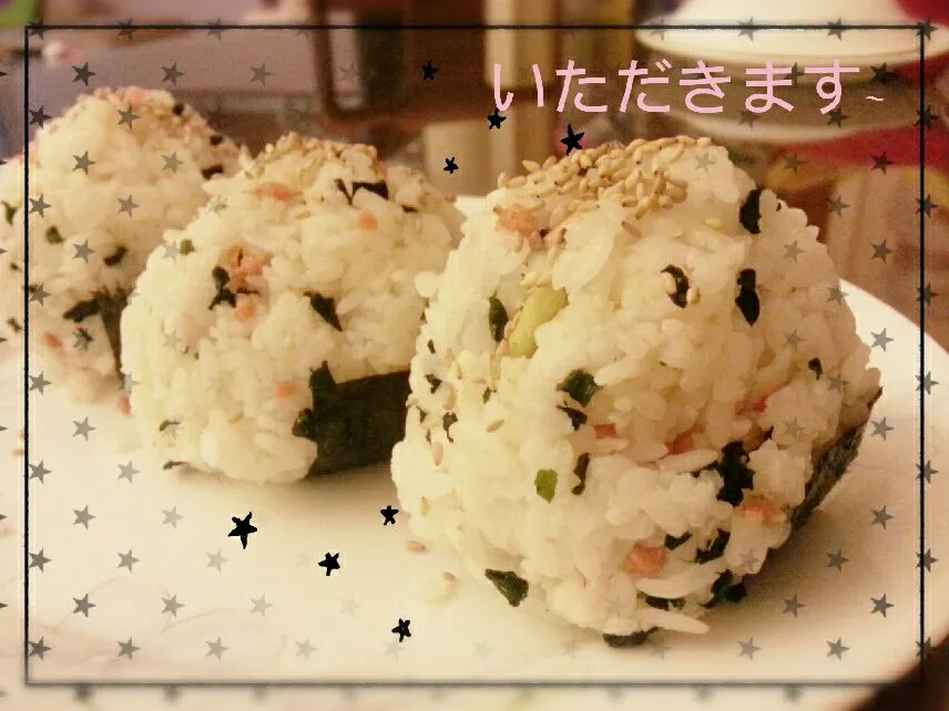 お握り‡ カニとアボカドマヨネーズ‡混ぜ込みわかめ鮭•onigiri‡crabmeat & avocado mayo‡salmon furikake|thepixiemixerさん