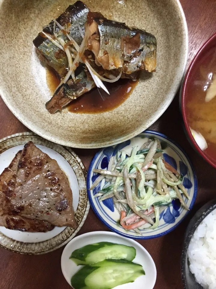 ふつうごはん🍁                   サンマの梅干し煮                      焼肉  キンピラサラダ  自家製ぬか漬け🍎|ボンバーさん