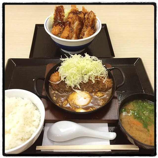 Snapdishの料理写真:海鮮ミンチカツソース丼とカレー鍋定食|EITOさん