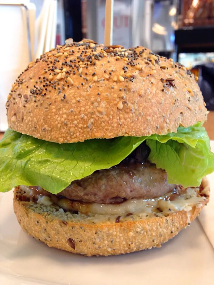 Hamburger cipolle caramellate e salsa di parmigiano|Corinna Snappy Periniさん