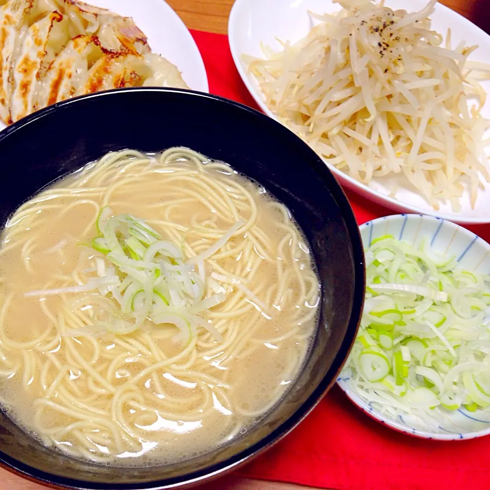 Snapdishの料理写真:今日は鹿児島のくろいわラーメンと餃子|☆*yuko's kitchen*☆さん