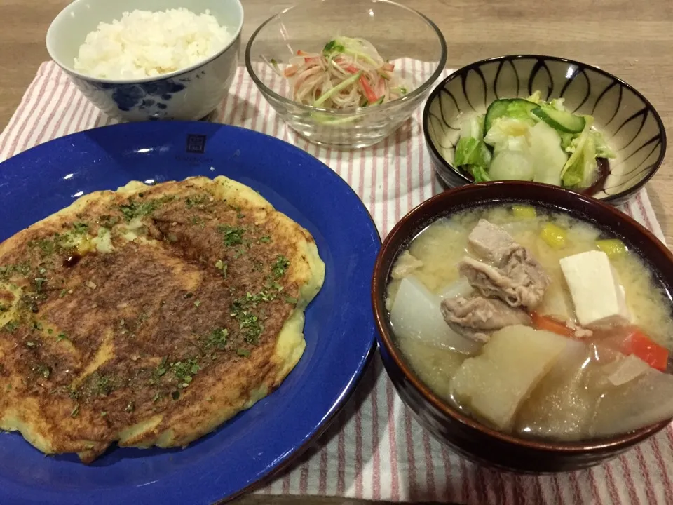 豚汁・長芋とネギのフワフワ焼き・春雨カニかまハムの中華サラダ・白菜キュウリ浅漬け|まーままさん