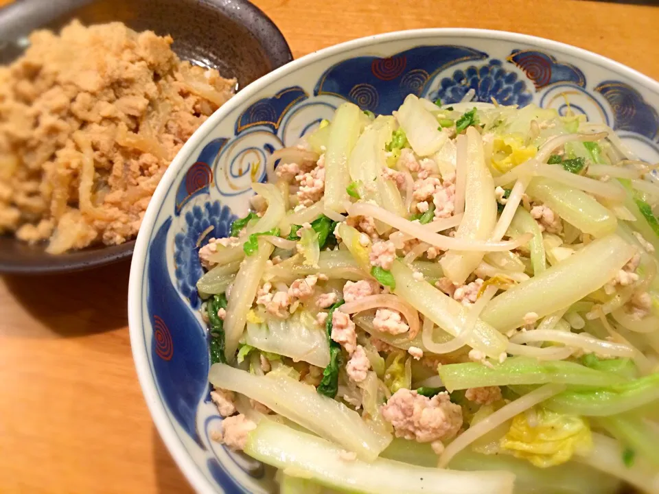 Snapdishの料理写真:『白菜とモヤシの野菜炒め』と『子和え（真だら子とつきこんにゃくの炒め和え）』|doc3387さん