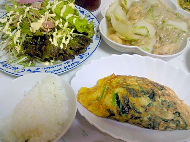 ほうれん草入りチーズオムレツ☆白菜鶏肉中華炒め☆サラダ|みぽりんさん