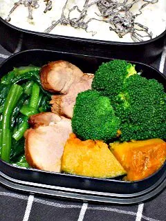 Snapdishの料理写真:お弁当（塩昆布のせご飯、ほうれん草のナムル、かぼちゃの煮物、煮豚、ブロッコリー）|すーさん