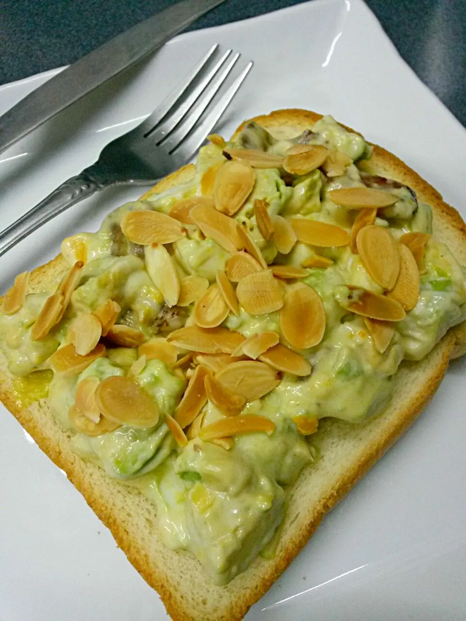 Toast top with Avocado & Boiled Egg Salad|Jeab Lertさん