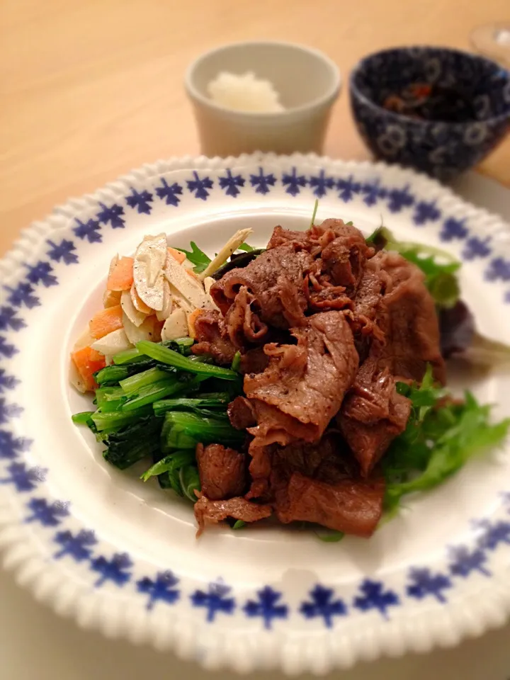 Snapdishの料理写真:和牛焼き肉とモリモリサラダの晩ご飯|TToshipieさん