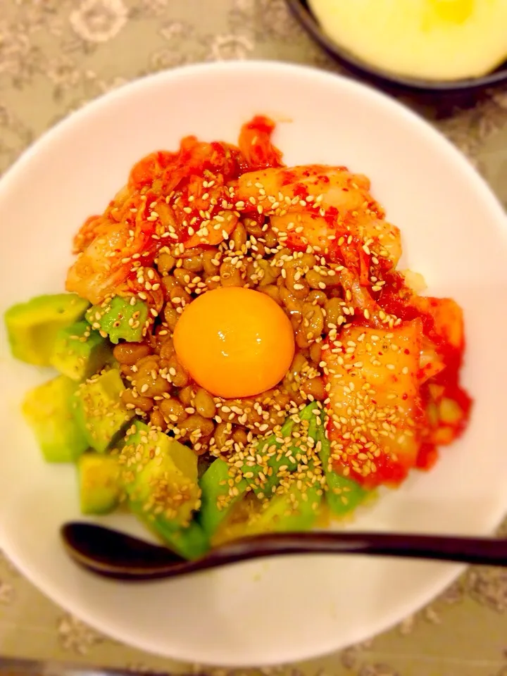 Snapdishの料理写真:アボカド納豆キムチ丼♡|Reeさん