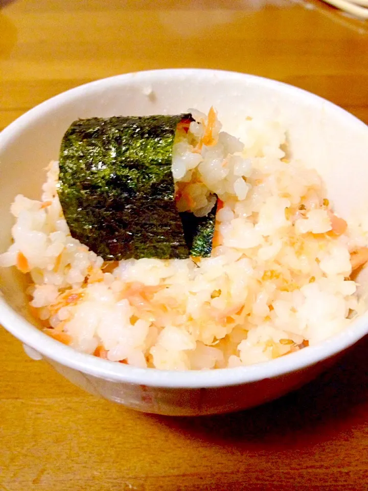 ほぐし鮭の混ぜご飯🍚海苔巻き|まいりさん