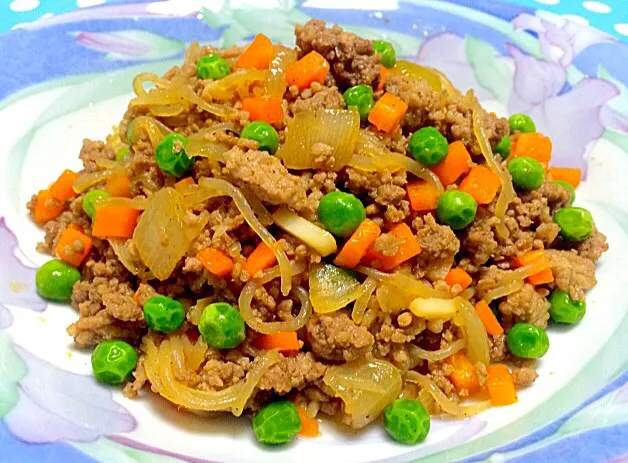 挽肉としらたきと野菜炒め物 ( Minced meat, shirataki noodles, sliced onion & carrot & green peas stir fry ) 😋✨|Liezlさん