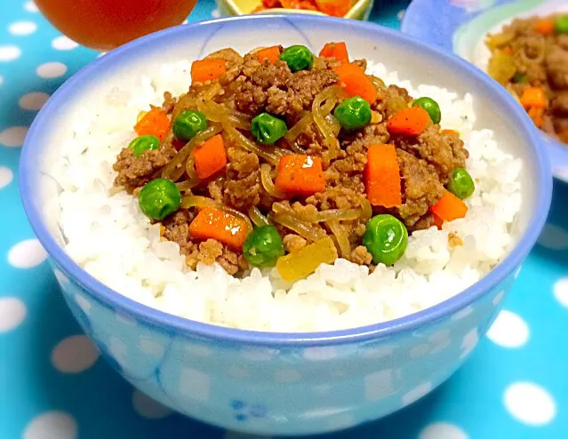 Minced meat, shirataki noodles, sliced onion & carrot & green peas stir fry on rice 😋✨|Liezlさん